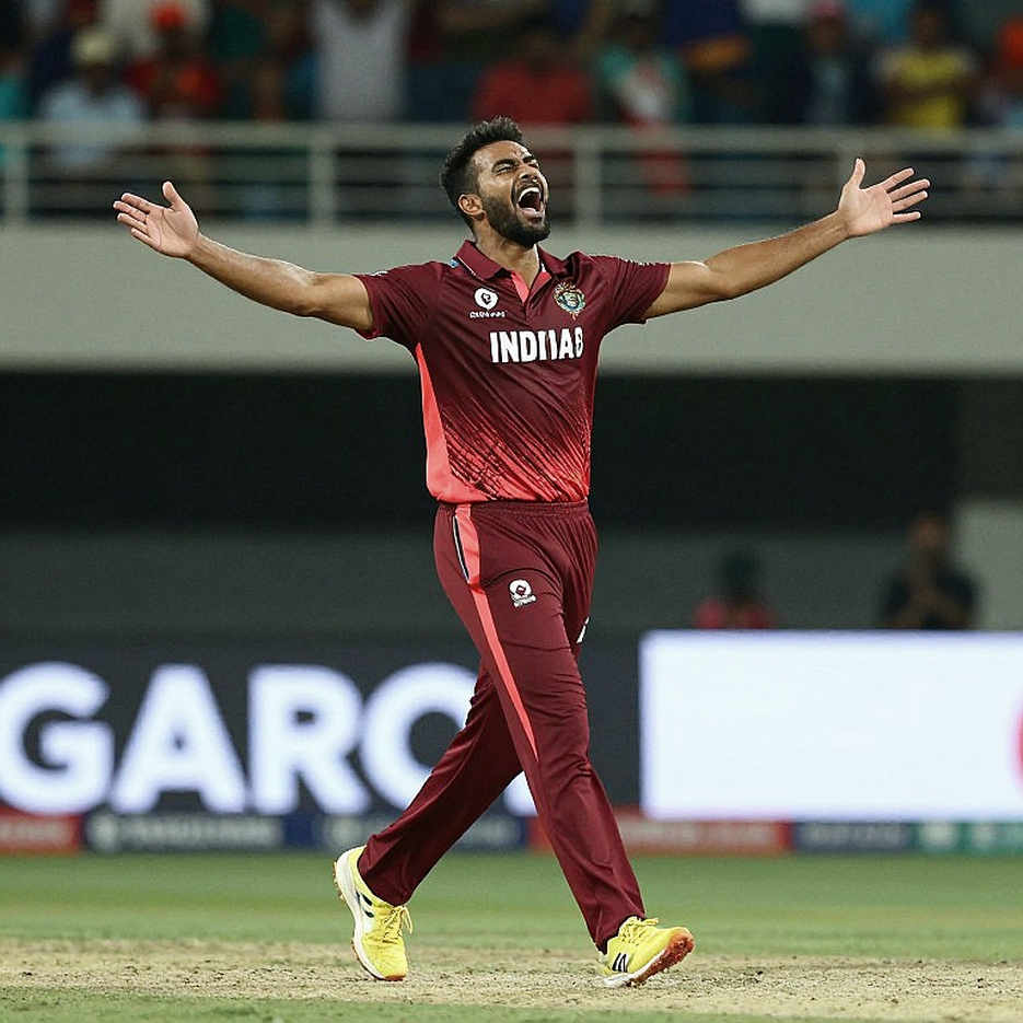 डार्सी ब्राउन का WBBL|12 से बाहर होना: एडिलेड स्ट्राइकर्स की तेज़ गेंदबाज़ी की एकमात्र दरार